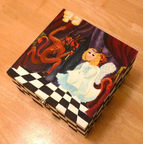 Učiněná nevinnost - krabička divadlo krabička anděl kostka malovaná veselá šperkovnice černobílá krychle čert karneval šachovnice maškara maškaráda 