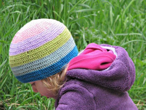 Duha v pastelové zelená děti modrá fialová čepice jarní čepička holčičí letní bavlna háčkování žlutá pruhovaná barevná pestrá výrazná háčkované pruhy dětská duha pestrobarevná duhová čepičky dírkovaná 