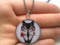 Vlk s růží-náhrdelník z pryskyřice