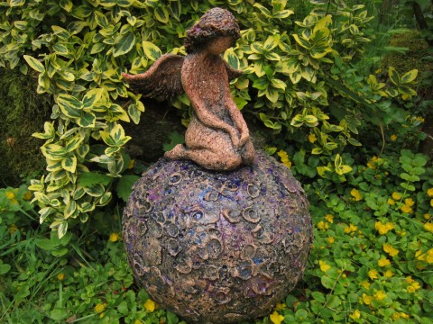 Andělka na kouli styl dekorace potěšení dárek moře koule podzim keramika interiér žena romantika pohádka zahrada anděl figura anděla 