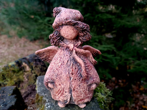 Anděl zimáček styl domov dekorace dárek radost zima vánoce keramika interiér láska anděl andělka pro potěšení schoulený 