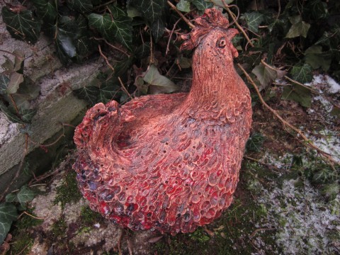 Slepice Červenka styl dekorace keramika pták moderní plastika socha interiér příroda slepice zahrada abstrakce stylizace 