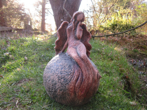 Anděla na kouli (romantická) styl dekorace potěšení dárek víla koule podzim keramika interiér žena romantika pohádka zahrada anděl figura anděla 