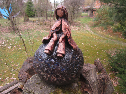 Malý princ i koule keramika plastika socha interiér pohádka zahrada princ malý princ 