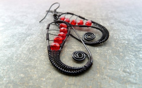 Náušnice na přání pro Ladušku červená originální korálky drát černé broušené drátovaný wire-wrapping skleněné drátkování oplétaný 