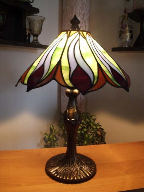 Tiffany lampa s motivem pavích per lampa tiffany vitráž paví pera 