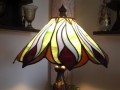 Tiffany lampa s motivem pavích per