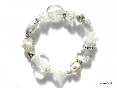 Bílý náramek z vinutek náramek originální korálky vinutky šité luxusní perly vinuté bižuterní jedinečný pružný komponenty gumičce pružence 