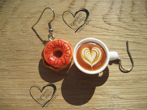 BÍLÉ CAPPUCCINO S DONUTEM veselé hravé sranda náušnice 