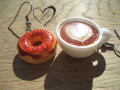 BÍLÉ CAPPUCCINO S DONUTEM