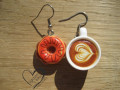 BÍLÉ CAPPUCCINO S DONUTEM