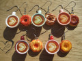 ČERVENÉ CAPPUCCINO S DONUTEM