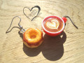 ČERVENÉ CAPPUCCINO S DONUTEM