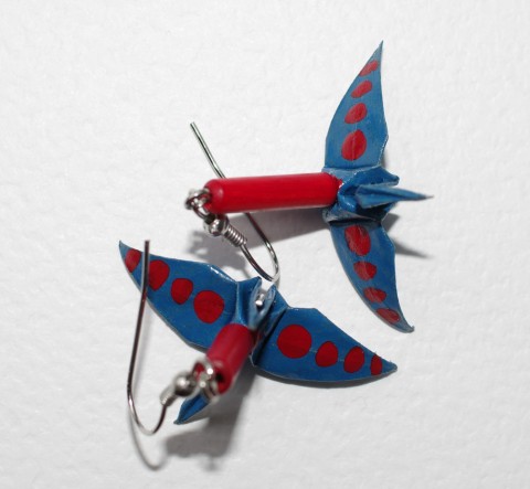 Modří jeřábi s červenými puntíky papír origami červená dřevěný jeřáb náušnice barva modrá pták ptáček korálek náušnička skládaný 