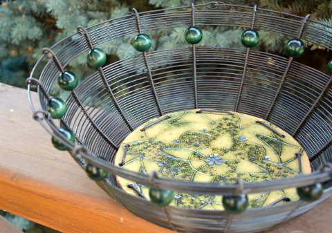 Lesní. Drátovaná mísa. dřevo korálky zelená kuchyně keramika drát košík koš ovoce miska lesní mísa les 