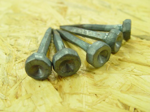 Kovaný hřebik  - ozdobný kulatý kovaný hřebík háček kovaný hřebík 