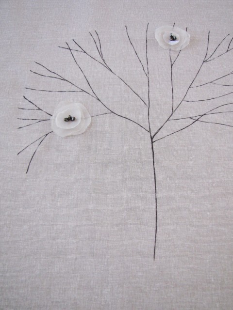 Pod jabloní... dekorace strom květina bavlna polštáře polštářky bílá přírodní polštář polštářek béžová stromy organza hedvábí jednoduchý peří větve do bytu potah skandinávský styl 