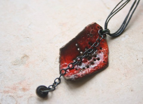 zubatý dírkatý náhrdelník náhrdelník červený keramický lehký dírky vlčí mák zubatý 