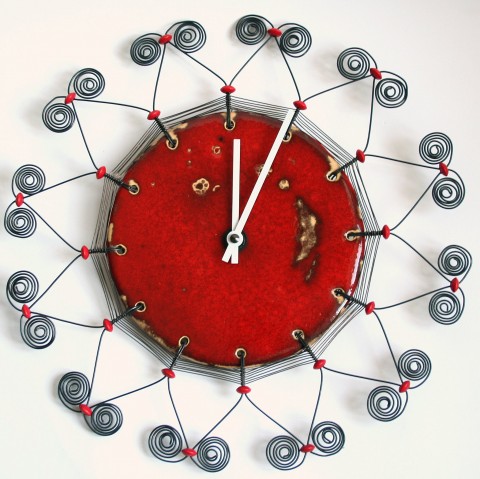 nástěnné keramické hodiny makové červená keramika drát hodiny bílá čas slunce korálek glazura maková závěsné měření červánky nástěnné veliké 