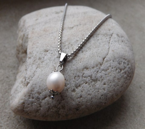 Přívěšek - Bílá perla na řetízku kuličky bílá přívěšek nerez perla 