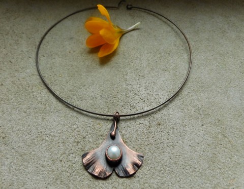 Přívěšek - mini jiňánek s perlou řetízek kůže jinan měd říční perla 