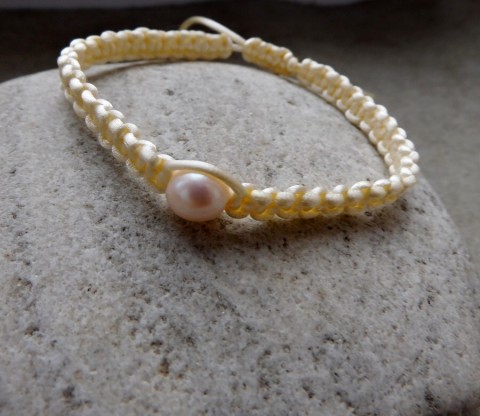 Náramek - Perla -symbol čistoty... náramek stříbrné krémová říční perla . malinkéí červená 