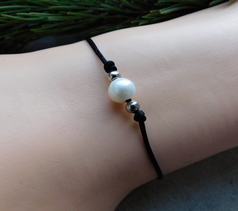 Náramek - Perla říční pro štěstí náramek černá saténová stužka perla polodrahokamy 
