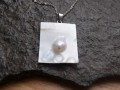 Náhrdelník - Bílá perla v lastuře