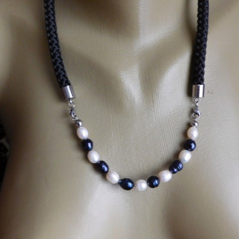 Náhrdelník s dvjobarevnými perlami náhrdelník nerez stříbrná černé lanko bílá perlatmavá perla 
