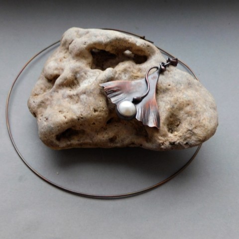 Náhrdelník - jinan s bílou perlou náhrdelník přívěšek perla list jinanu 