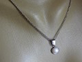 Náhrdelník-nerezový s bílou perlou
