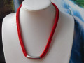 Červený náhrdelník s nerezem