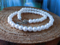 Náhrdelník z bílých perlí