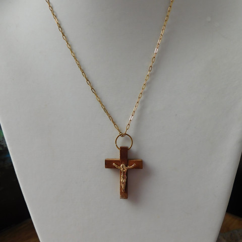 Dřevěnýmkřížek na řetízku... dřevo náhrdelník barvičky. křížek 