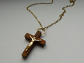 Dřevěnýmkřížek na řetízku...
