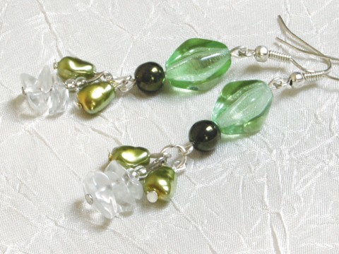Zelené střapečky - náušnice šperk originální korálky zelená náušnice letní svěží moderní visací jemné bižuterie módní stříbrná zlomky perličky rokajl výrazný střapaté efektní tvarovky 