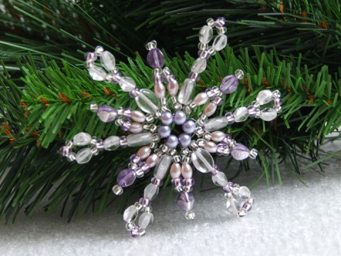 Vánoční hvězda - bílá/fialová VAN04 dekorace originální korálky vánoce sklo fialová vánoční hvězda ozdoba stříbrná třpytivá rokajl čirá vločka tvarovky 