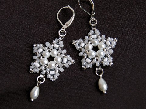 Snowflakes 03 - s kapkou šperk originální náušnice moderní elegantní bílá hvězda svatba visací krajka bižuterie módní stříbrná perličky svatební společenské efektní třpytivé vločka 