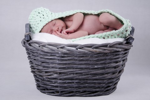 Hebešácký kokonek na focení miminek zelená háčkování miminko focení zelenkavá jemné miminka háčkované hnízdečko hebké světle zelená newborn kokonek 