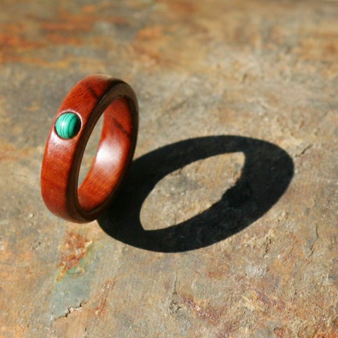 Dřevěný prsten s malachitem dřevo dřevěný prsten přírodní prstýnek svatební malachit snubní 