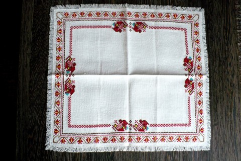 766_ Dečka, vyšívaná, 43 x 39 dekorace práce bavlna ubrus háčkování vyšívání vintage retro dečka příze folklór ruční práce 