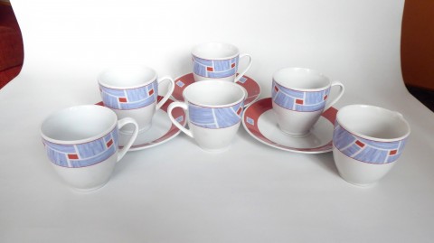 Souprava, šálky a podšálky, 1975 kuchyně hrnek hrneček čaj prostírání byt káva retro dům porcelán glazura chata chalupa domácnost servis sběratelství starožitnost grog nápoj restaurace sběratel 