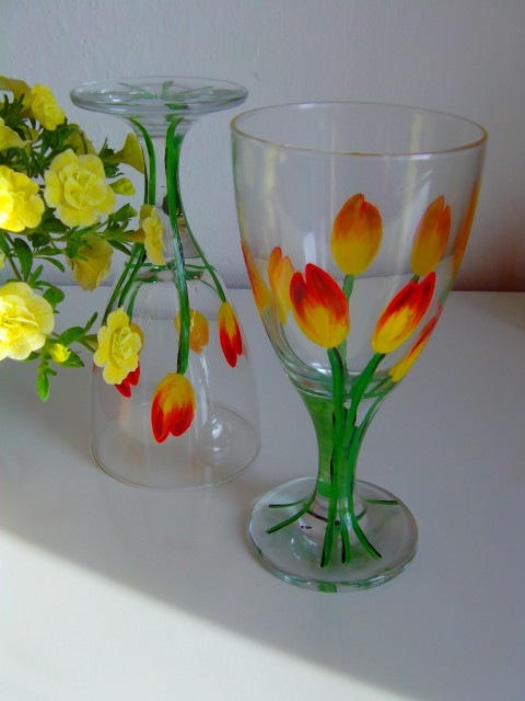 Tulipány - žlutočervený červená víno sklenice květiny romantika žlutá jaro tulipán 