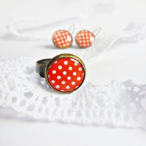 bílé puntíky s červenou - prsten červená prsten elegantní bílá veselé hravé puntík retro léto puntíky puntíkatý puntíkovaný dots dot 