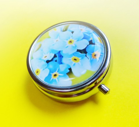 lékovka Pomněnky dárek modrá jarní letní krabička jaro květ léto drobnost pomněnky zub milé pomněnka lékovka tip na dárek 
