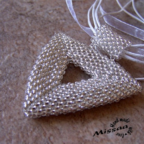 Přívěsek - 3D trojúhelník šperk přívěsek šperky korálky bílá bižuterie stříbrná rokajl trojúhelník bižuterní 3d průhledná přívěsky s průtahem 