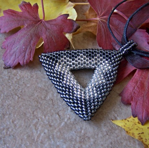 Přívěsek - šedostříbrný trojúhelník šperk náhrdelník přívěsek šperky originální korálky černá rokajl autorský geometrický trojúhelník bižuterní 3d bižu šňůrka trendy šedivá s průtahem průhledná se stříbrným průtahem 