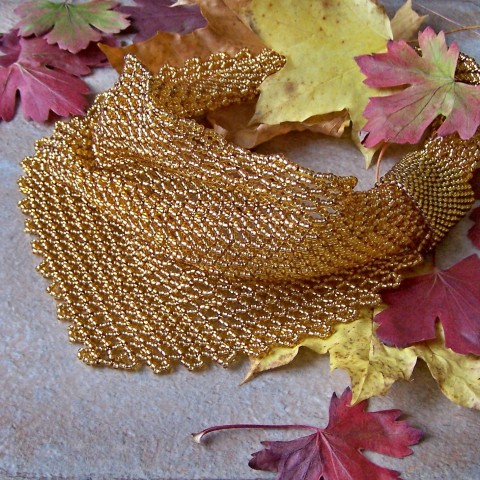 Ozdobný šátek v topasové barvě originální korálky doplněk šáteček rokajl šátek zajímavé nepřehlédnutelné topas zlatá s průtahem korálkový šátek šátek z korálků 