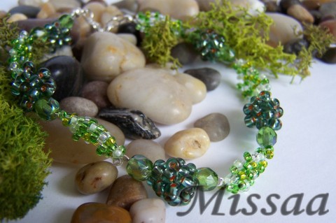 Nákotník V zelenkavém zajetí uzlíků šperk náramek korálky doplněk zelená letní bižuterie broušené nákotník 