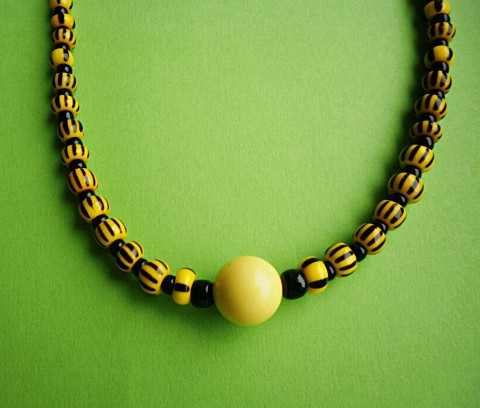 žlutočerný mandelinkový, unisex náhrdelník unisex vhodný i pro muže velký žlutý skleněný korálek černé a žlutočerné pruhované skl 